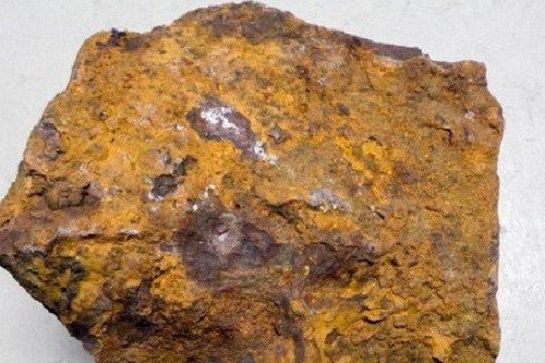 Đào được khối đá sau nhà, 31 năm sau mới biết nó có giá trăm tỷ