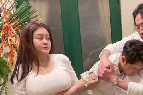 Diện trang phục bó sát, 2 người đẹp trở thành tâm điểm thu hút ánh nhìn