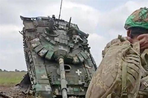 Điều gì khiến xe tăng T-72 và xe bọc thép MRAP của Ukraine đè lên nhau?