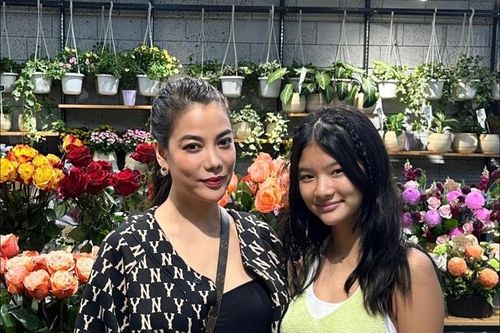 Con gái Trương Ngọc Ánh cá tính khi xuất hiện cùng mẹ