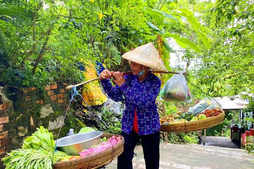 Theo chân chị Neang Sâm 'gánh chợ' lên non