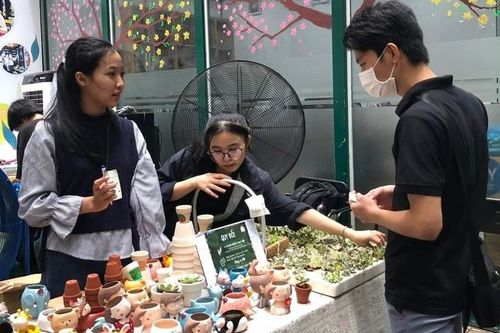 Bạn trẻ Sài Gòn hăng hái đổi rác lấy cây xanh