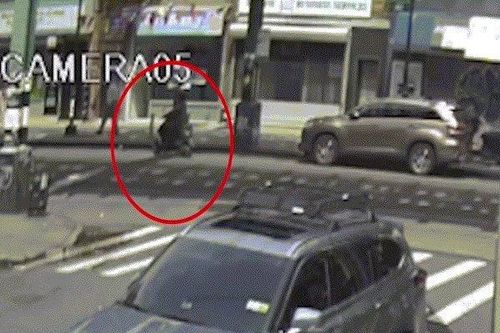 Vừa lái xe 2 bánh vừa rút súng bắn hàng loạt người đi bộ ở New York gây rúng động