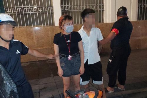 Cảnh sát 141 phát hiện đôi nam nữ mang dao, kiếm... 'dạo phố'