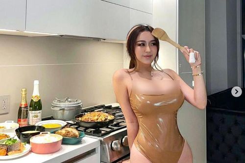 Mặc gợi cảm vào bếp khoe dáng, 'nàng béo xinh nhất Trung Quốc' gây sốt