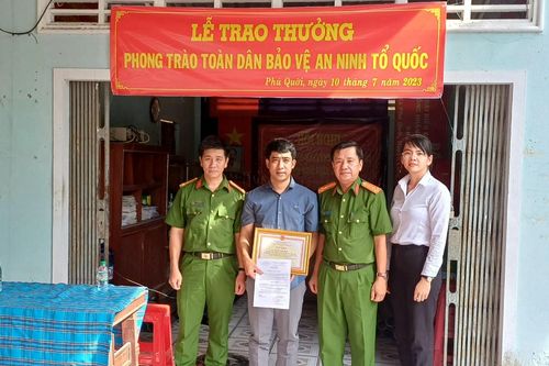 Công an Vĩnh Long khen thưởng cá nhân dũng cảm đuổi bắt cướp