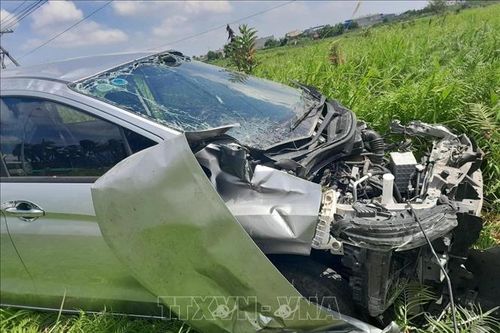 Xe ô tô va chạm tàu hỏa khiến 5 người thương vong