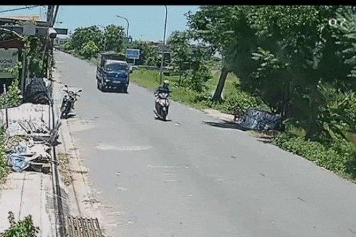 Clip: Đang đi dừng lại, lái xe máy bị xe tải tông ngã lăn ra đường
