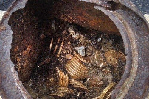 Dắt chó đi dạo, cặp vợ chồng vô tình nhặt được 'kho báu' khổng lồ