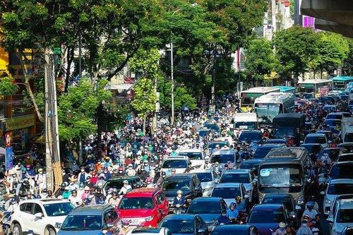 Hà Nội: Hàng nghìn phương tiện nối đuôi nhau đi qua nút giao Mai Dịch