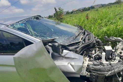 Ô tô con bẹp dúm sau va chạm với tàu hỏa, 1 người tử vong
