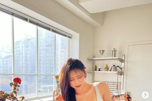 Cô nàng có triệu người mê dù có đủ combo bụng mỡ, đùi to