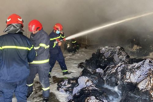Nhà xưởng dệt may ở Bình Dương bốc cháy dữ dội giữa trưa