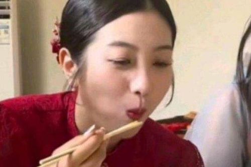 Cô dâu xinh đẹp hóa 'thực thần' ngay trong tiệc cưới