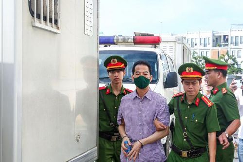 Cảnh sát dẫn giải các bị cáo vụ 'chuyến bay giải cứu' đến tòa