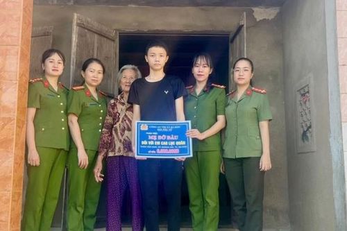 Công an giúp cụ bà đi lạc về nhà an toàn