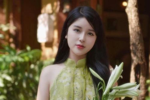 Nhan sắc 'gây mê' của cô giáo Vật lý từng gây sốt mạng xã hội