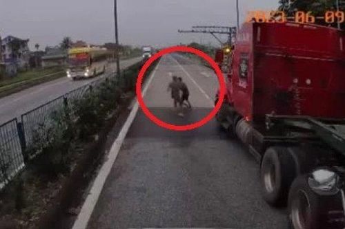 Clip: Chèn ép ô tô đầu kéo để gây sự, lái xe container bị đánh liên hoàn