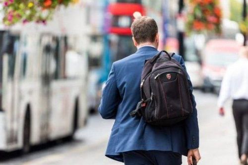 Ba lô so với cặp: Phong cách nào tốt hơn cho công việc?