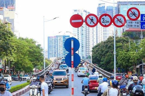 Hà Nội: Xe máy nối đuôi nhau đi vào đường cấm giờ cao điểm
