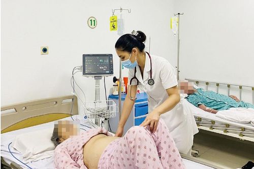 Ngộ độc nhập viện sau khi ăn bánh tẻ