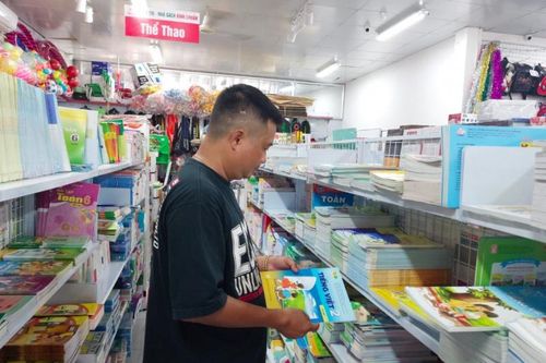 Soi giá sách giáo khoa trước thềm năm học mới