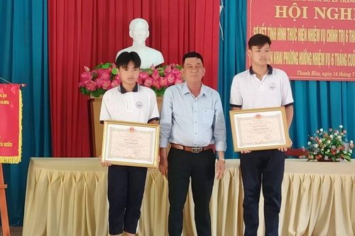 Trao Bằng khen cho 2 học sinh cứu bạn khỏi đuối nước