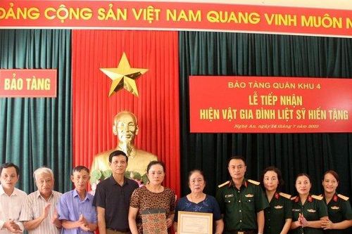 Tiếp nhận hiện vật của người thân Liệt sĩ Nguyễn Văn Kiền trao tặng