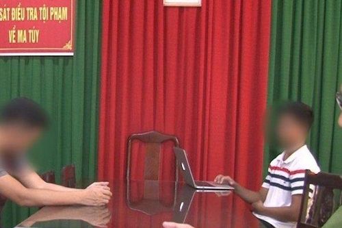 Huế: Bắt quả tang nhóm nam nữ 'chơi' ma túy trong phòng ở chung cư