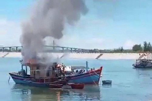 Hà Tĩnh: Tàu cá của ngư dân bốc cháy khi đang neo đậu