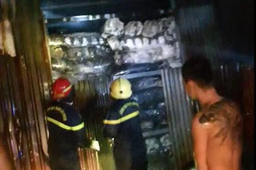 Di dời kịp thời 22 xe ô tô đậu sát đám cháy kho chứa vải