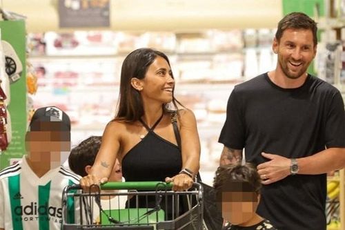 Gia đình Lionel Messi vui vẻ đi siêu thị mua sắm, thoải mái chụp ảnh cùng người hâm mộ