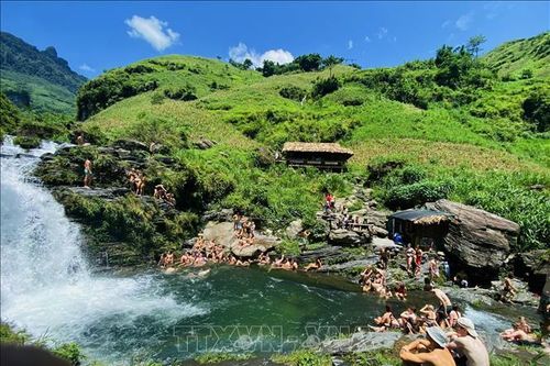 Hà Giang: Tạm dừng hoạt động tắm tại thác Du Già sau vụ du khách tử vong do đuối nước