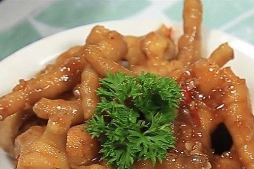 Món ngon cuối tuần: Cách làm chân gà xào sa tế cay thơm, đậm vị