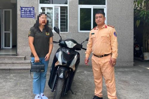 Người phụ nữ vui mừng nhận lại chiếc xe Honda SH bị mất cách đây 5 năm