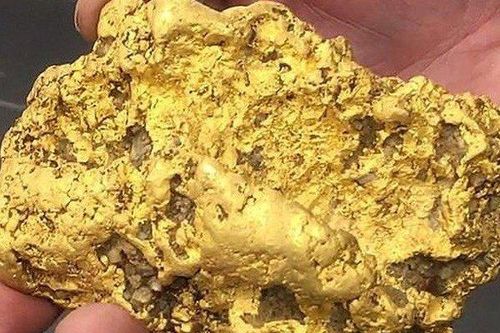 Dò kim loại, người đàn ông may mắn đào được cục vàng khủng nặng 2kg