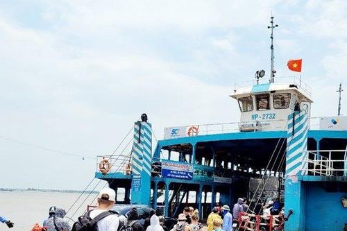 Hải Phòng: Du khách hối hả rời khỏi Cát Bà tránh bão số 1