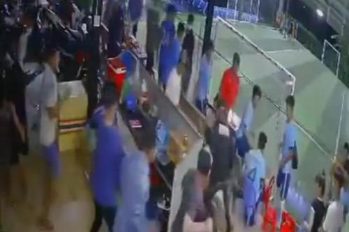 Nam thanh niên bị truy sát tại sân bóng đá