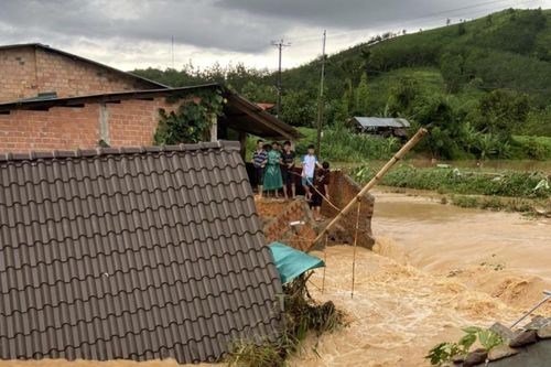 Kon Tum hỗ trợ người dân vùng mưa lũ sớm ổn định cuộc sống