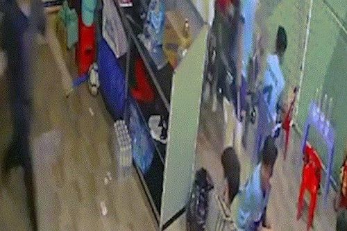 Tin tức 24h qua: Nam thanh niên bị truy sát kinh hoàng trong sân bóng ở Long An