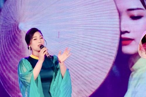 NSƯT Hương Giang thể hiện sâu lắng ca khúc Là Em Cô Gái Việt Nam của Nhạc sĩ Minh Dương