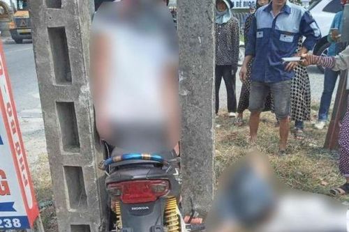 Xe máy 'kẹp' ba kẹt giữa hai cột điện