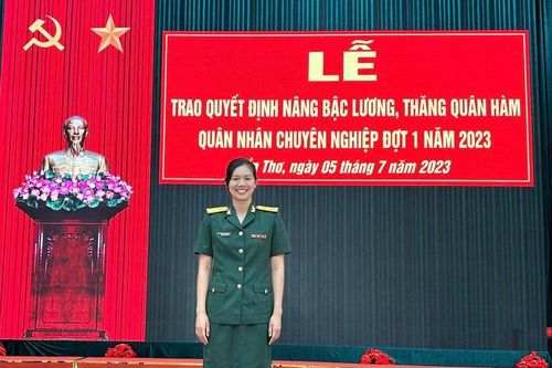 Flex như Ánh Viên khoe hàm trung tá và 'rổ' huy chương