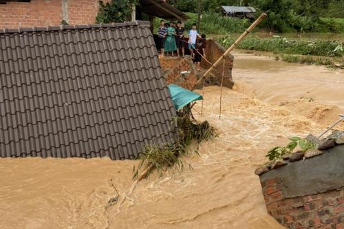 Kon Tum: Hai căn nhà ở huyện biên giới bị mưa lũ đánh sập lúc rạng sáng