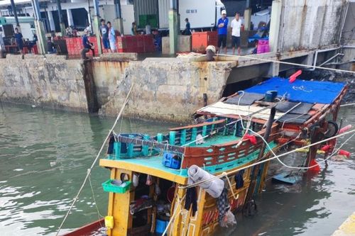 Tàu cá chìm khi đang neo đậu khiến thuyền viên tử vong