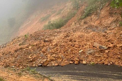Kon Tum: Mưa lớn khiến nhiều tuyến đường bị sạt lở, giao thông tê liệt