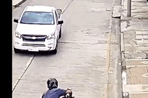 Clip: Đi môtô cướp túi xách bị lái xe bán tải dạy dỗ nhớ đời