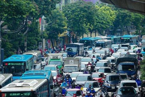 Hà Nội: Cơn mưa kéo dài khiến giao thông ùn tắc mọi nẻo đường
