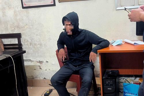 Khống chế, bắt giữ tên cướp túi xách trên phố ở quận Hoàn Kiếm