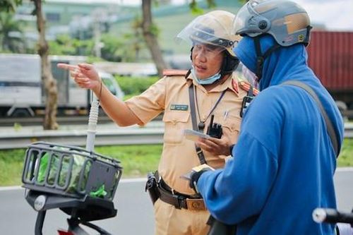TPHCM: CSGT xử lý nhiều người chạy xe máy vi phạm tốc độ trên Quốc lộ 1